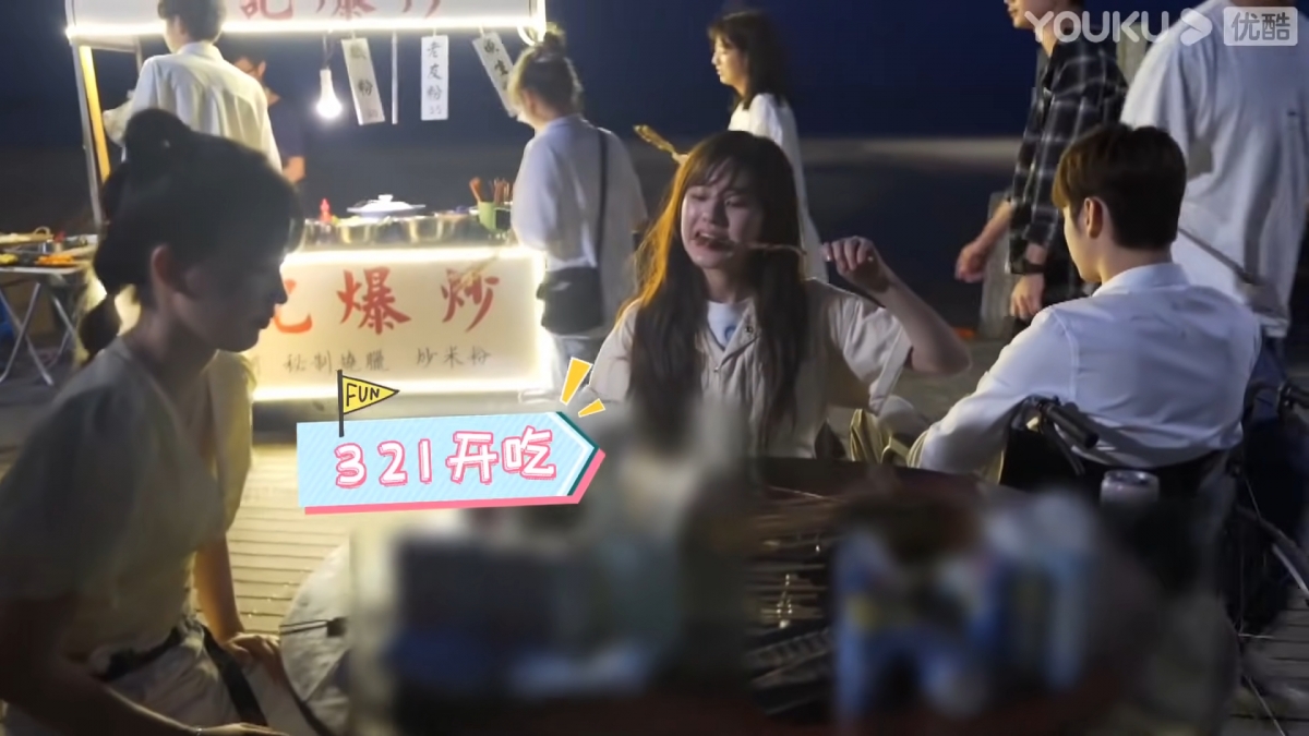 趙露思吃到停不下來