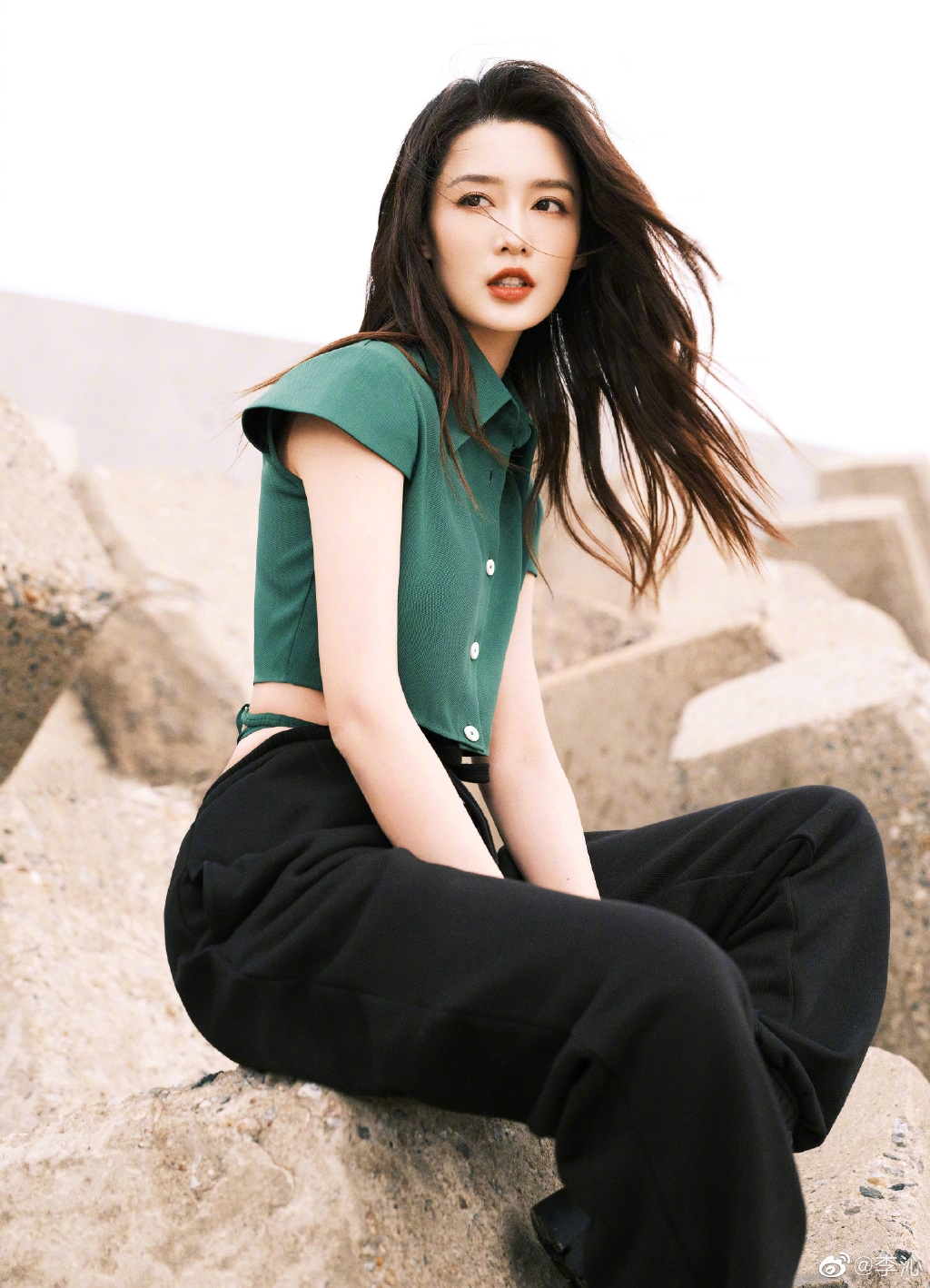 李沁臉蛋標緻、身材纖細，是觀眾心目中的陸劇女神