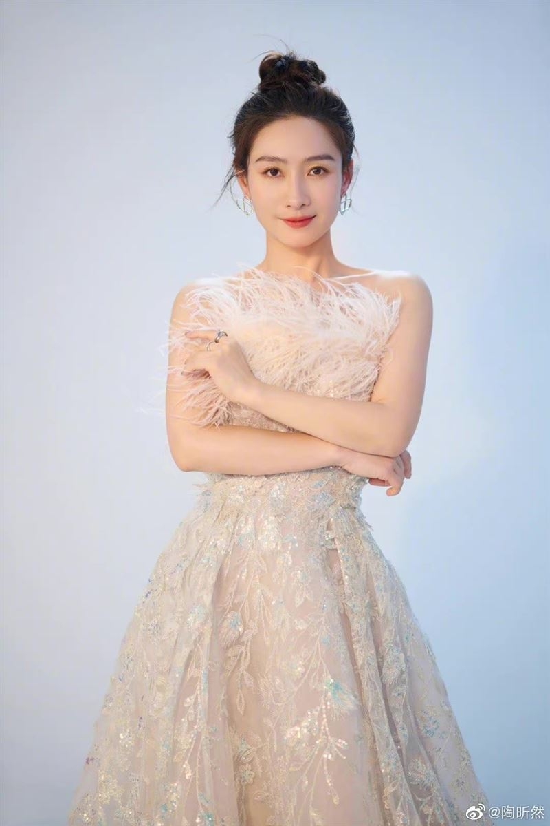 今年36歲的陶昕然換上純白羽毛禮服仙氣飄飄。