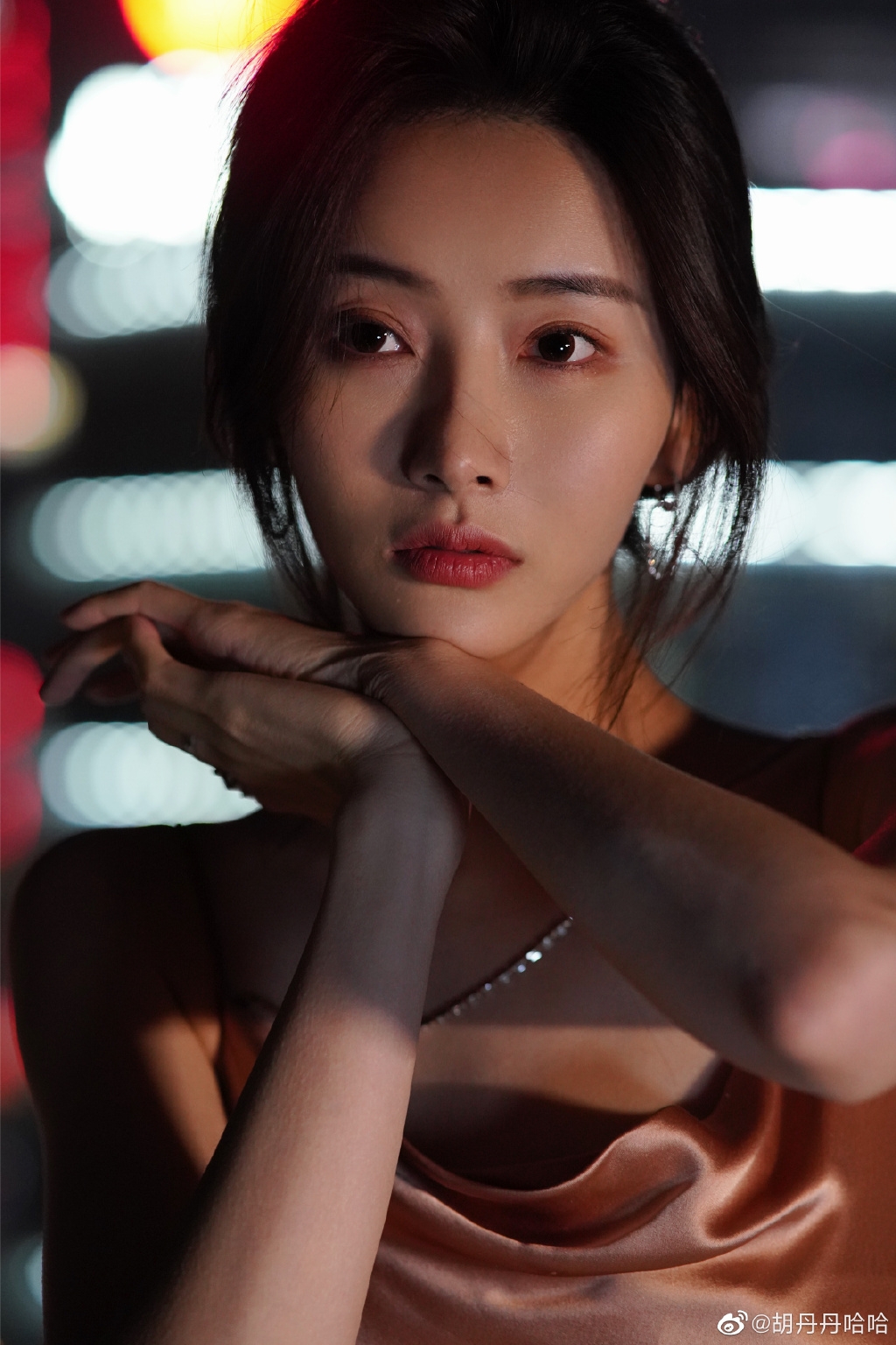 胡丹丹古裝造型充滿韻味,戲外的她有點神似影后李小璐。