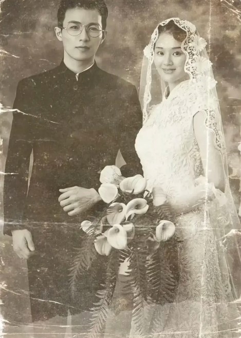 奶奶當年穿的是一身合身禮服，搭配蕾絲長紗及珍珠耳環