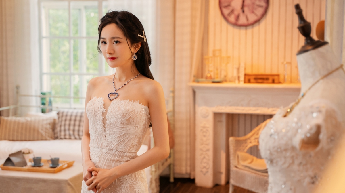 楊冪在《愛的二八定律》婚紗造型亮眼迷人,好身材藏不住。