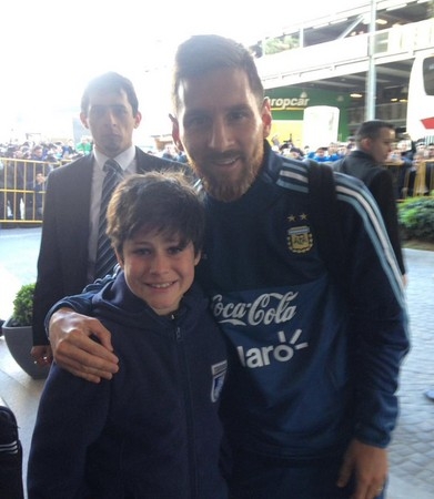 梅西安慰粉絲，並與他一起合照！