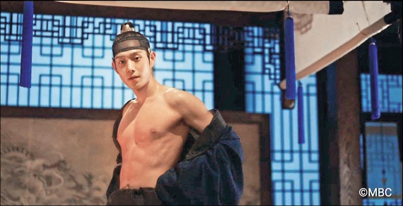 金永大再度在戲中脫衣展現好身材，身材似乎變得更精實了。