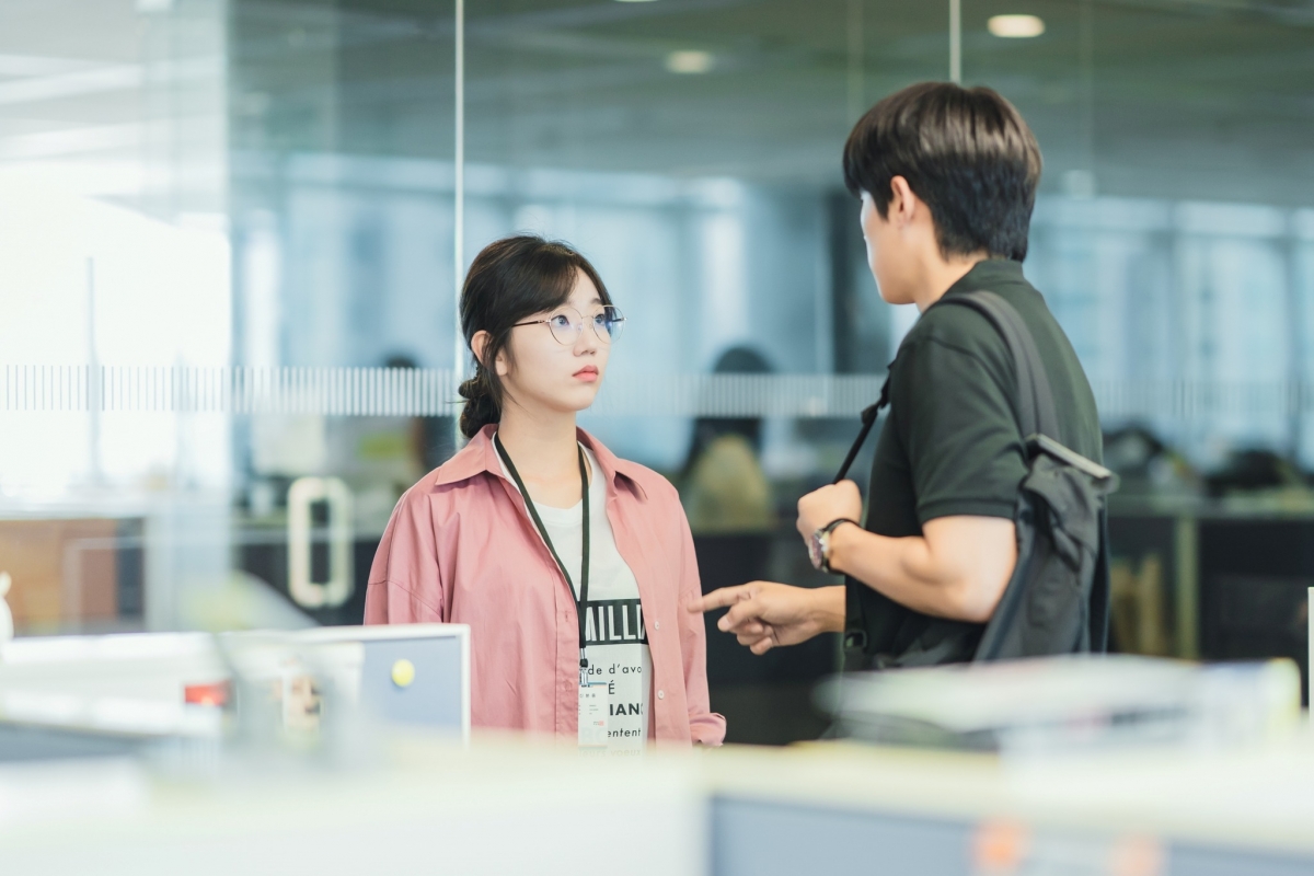 《那年，我們的夏天》「鄭彩蘭」在劇中與崔雄、國延秀一起製作紀錄片，喜歡志雄。