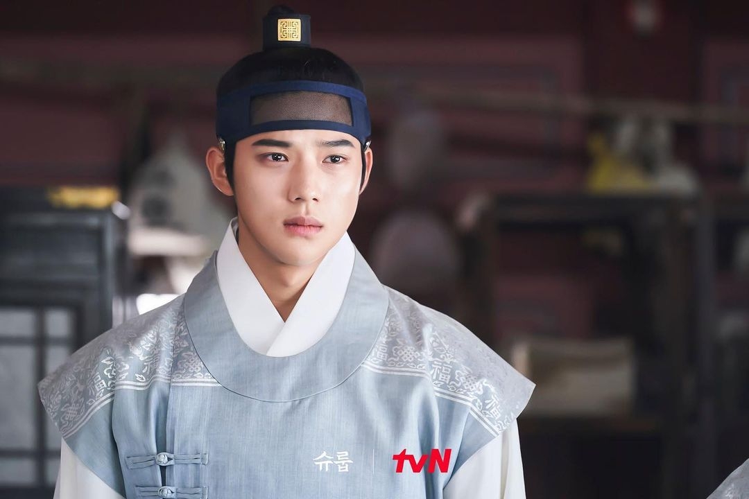 成枏大君的擺設中可以看到寫有《日》&《月》的書冊!