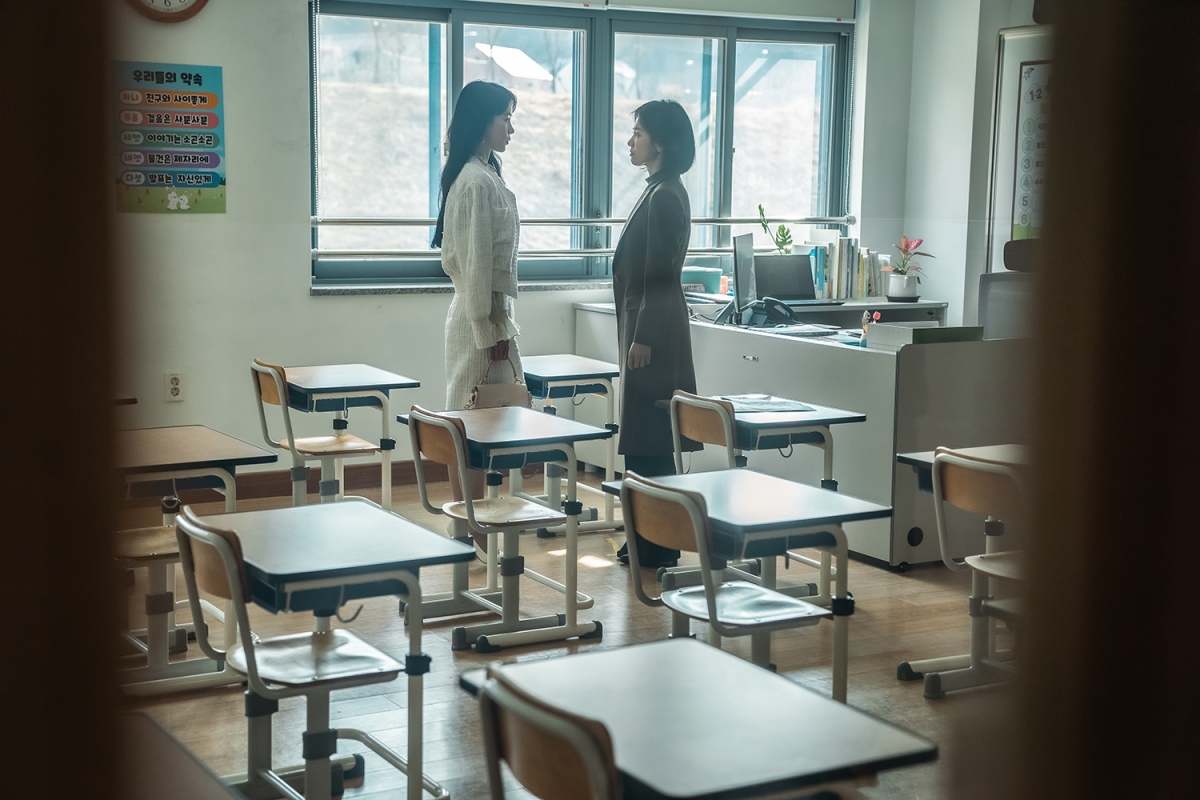 長大後的文同珢和朴涎鎮在教室對峙。