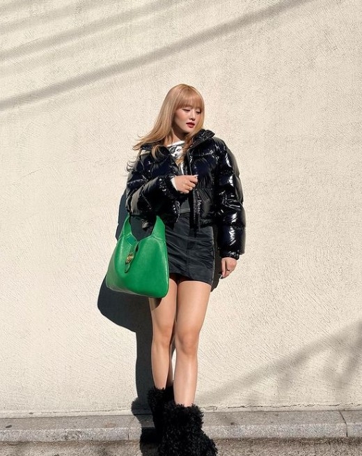 Minnie 背戴綠色中號 Aphrodite 肩背提包。