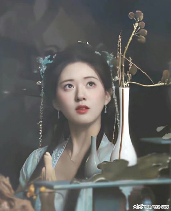 趙露思在《神隱》首度釋出的路透照引發外界關注。