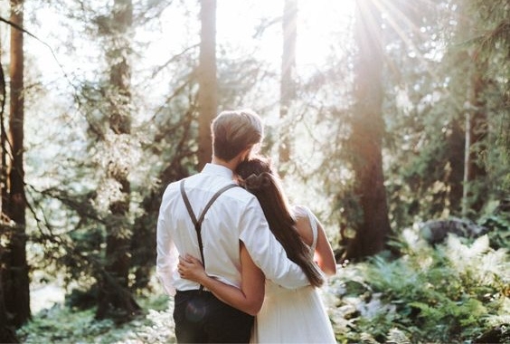 結婚需要積極努力,但還是「順其自然」為佳,千萬不要急就章。(示意圖)