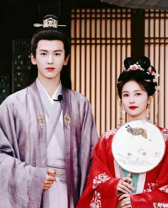 白鹿和張凌赫過去在直播中表現曖昧。