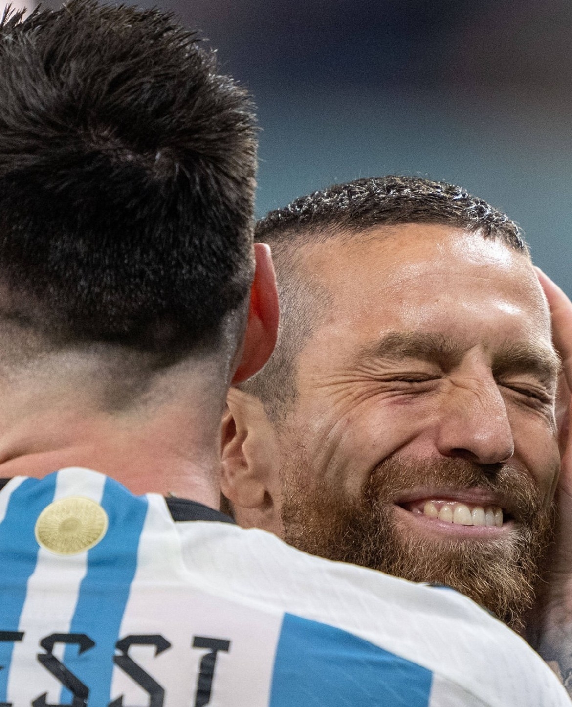 梅西將尼古拉斯・奧塔門迪抱在懷裡