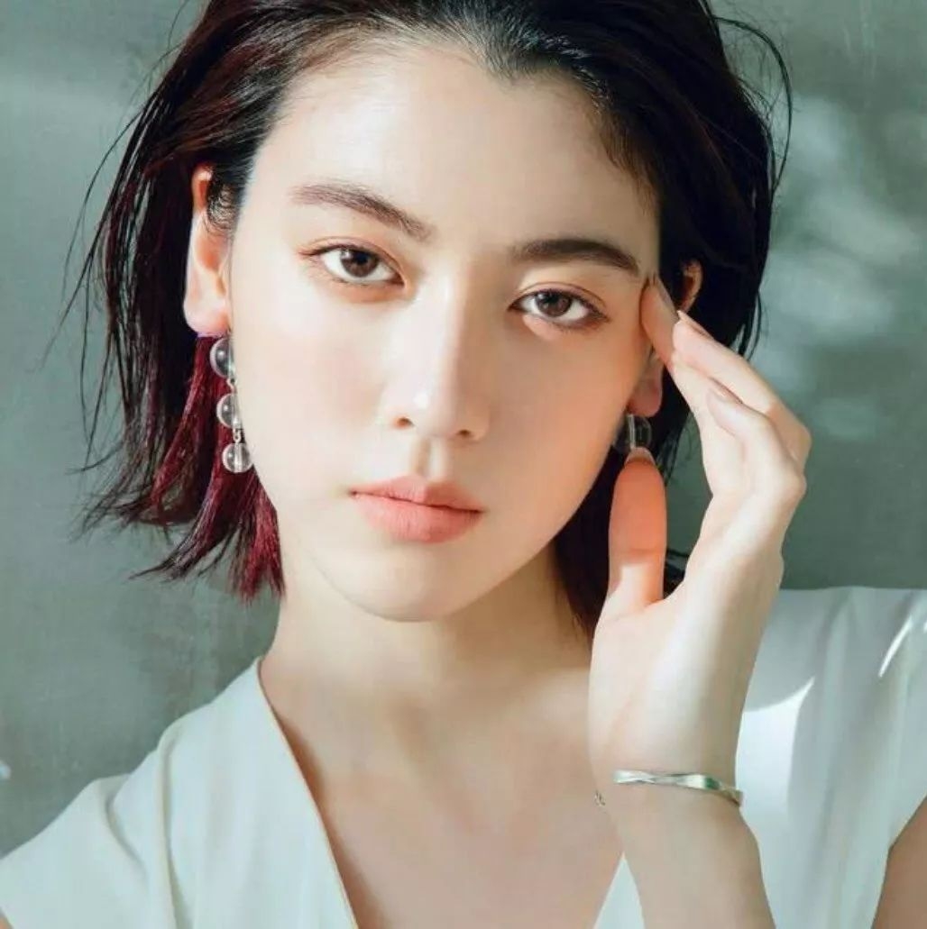 三吉彩花英姿煥發