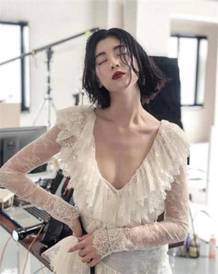 三吉彩花越來越成熟穩重