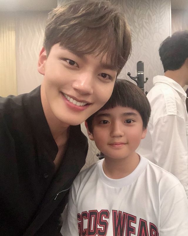 金康勳在《德魯納酒店》飾演過呂珍九小時候。