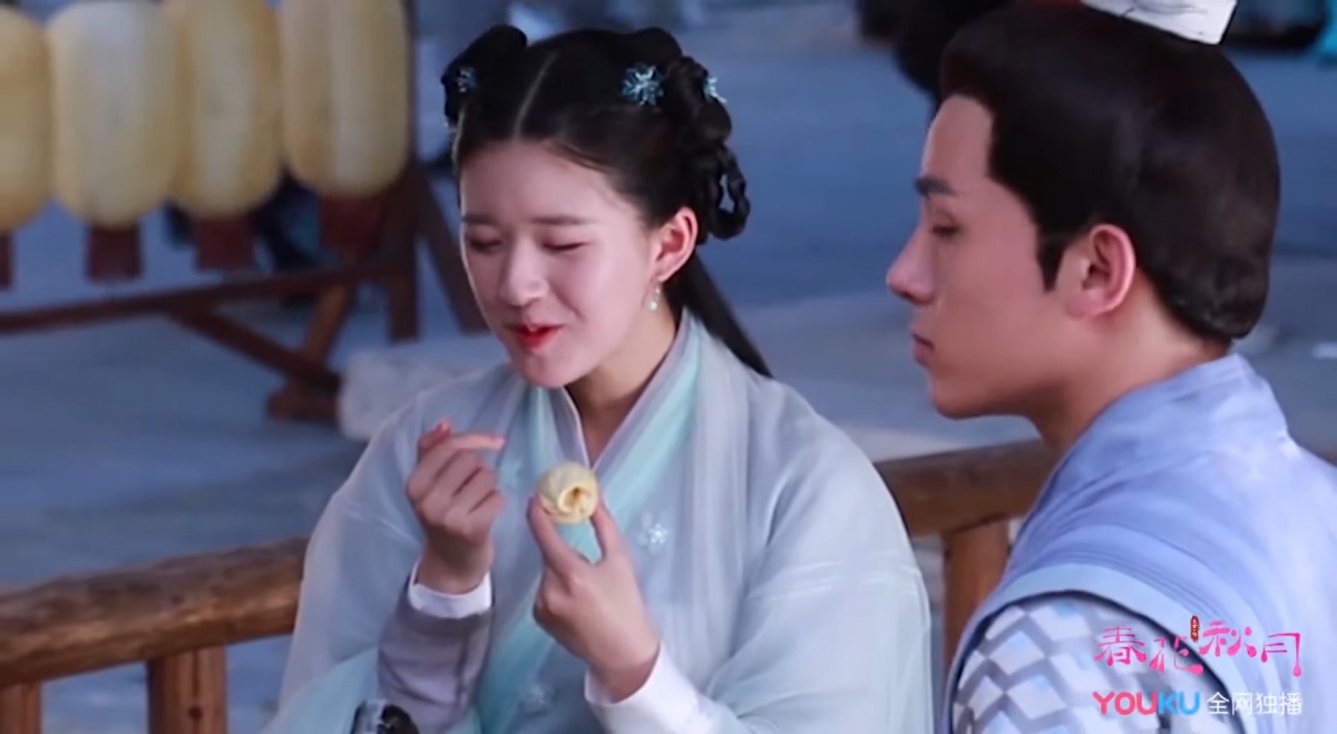 趙露思常常一邊吃道具，一邊跟其他演員聊天