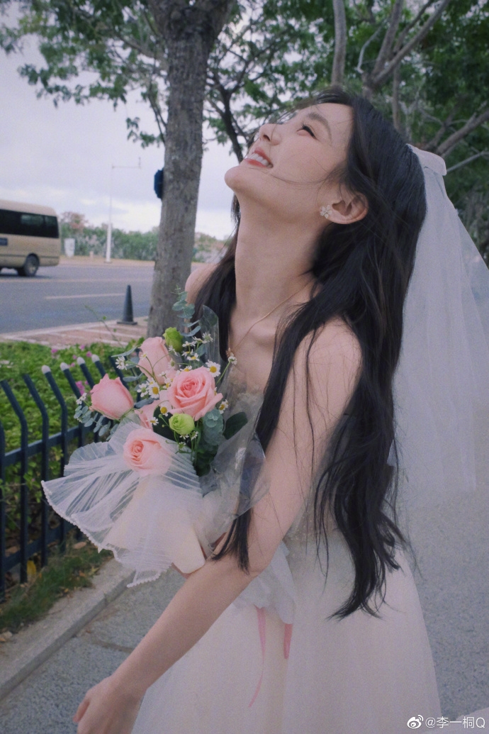 李一桐以單人婚紗照面對《武庚紀》拒演風波。