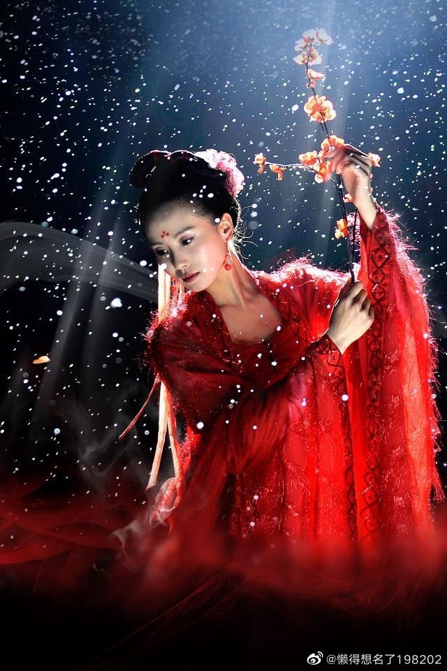 劉詩詩在《一念關山》的紅衣造型令人回想起11年前在《步步驚心》美成經典的紅色舞衣。