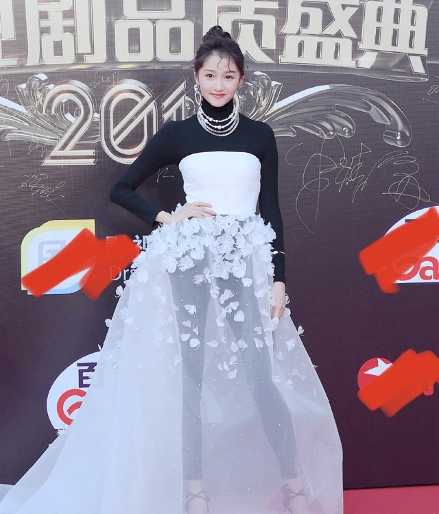 這身造型是關曉彤的紅毯「代表作」。