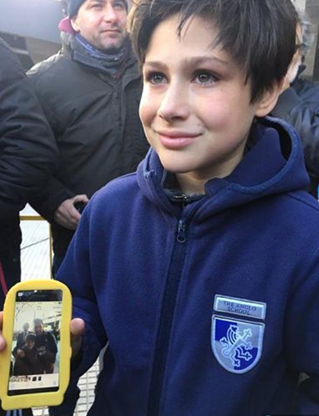 梅西的小球迷心滿意足地離開，還開心地秀出手機裡的合照給大家看呢！