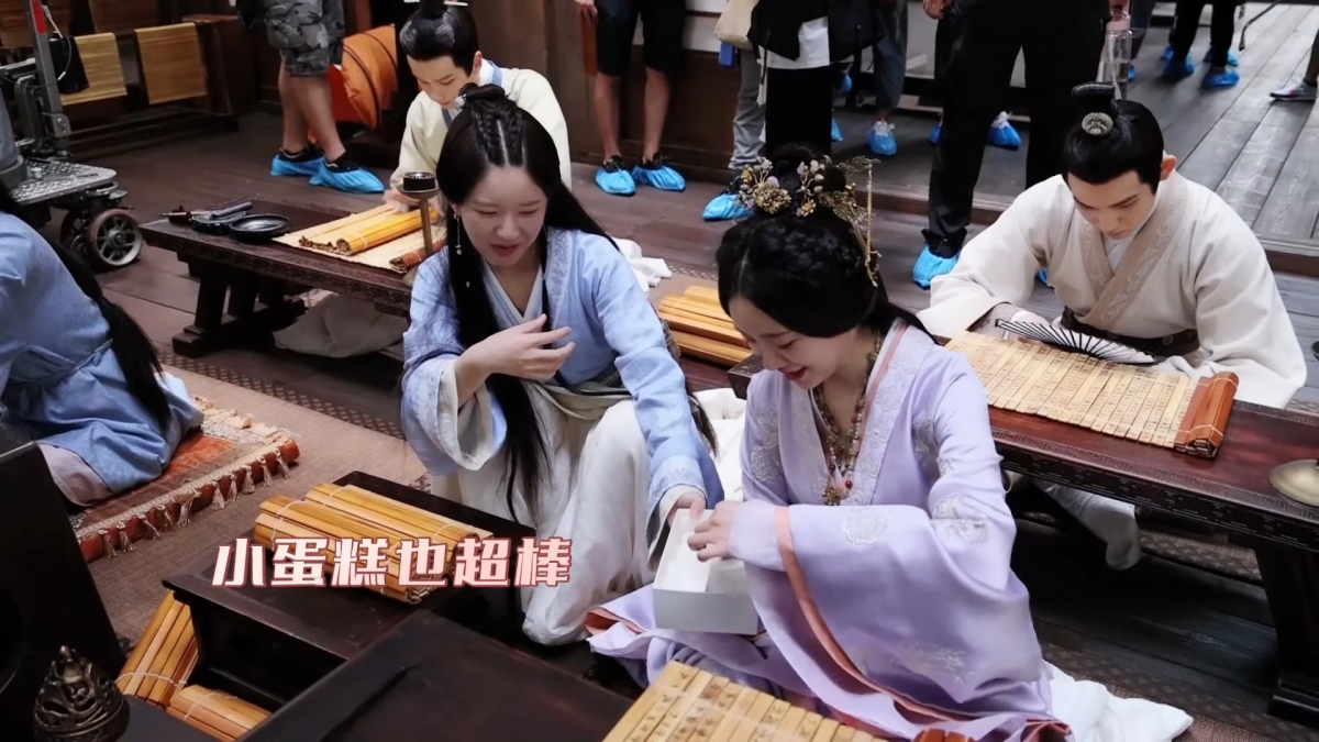 除了道具外，趙露絲會自備點心分給其他演員