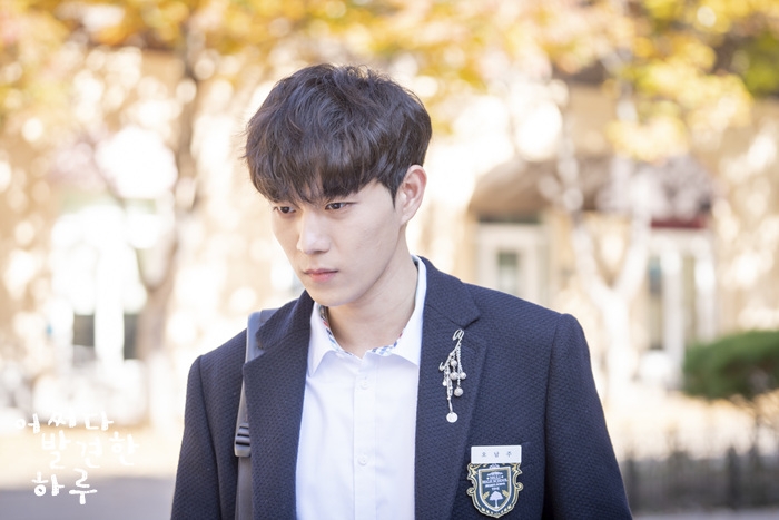 金永大在《偶然發現的一天》當中青澀地很可愛。