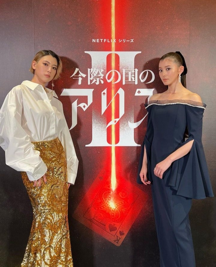 三吉彩花、朝比奈彩一同出席《今際之國的闖關者》第二季記者會，開心合照