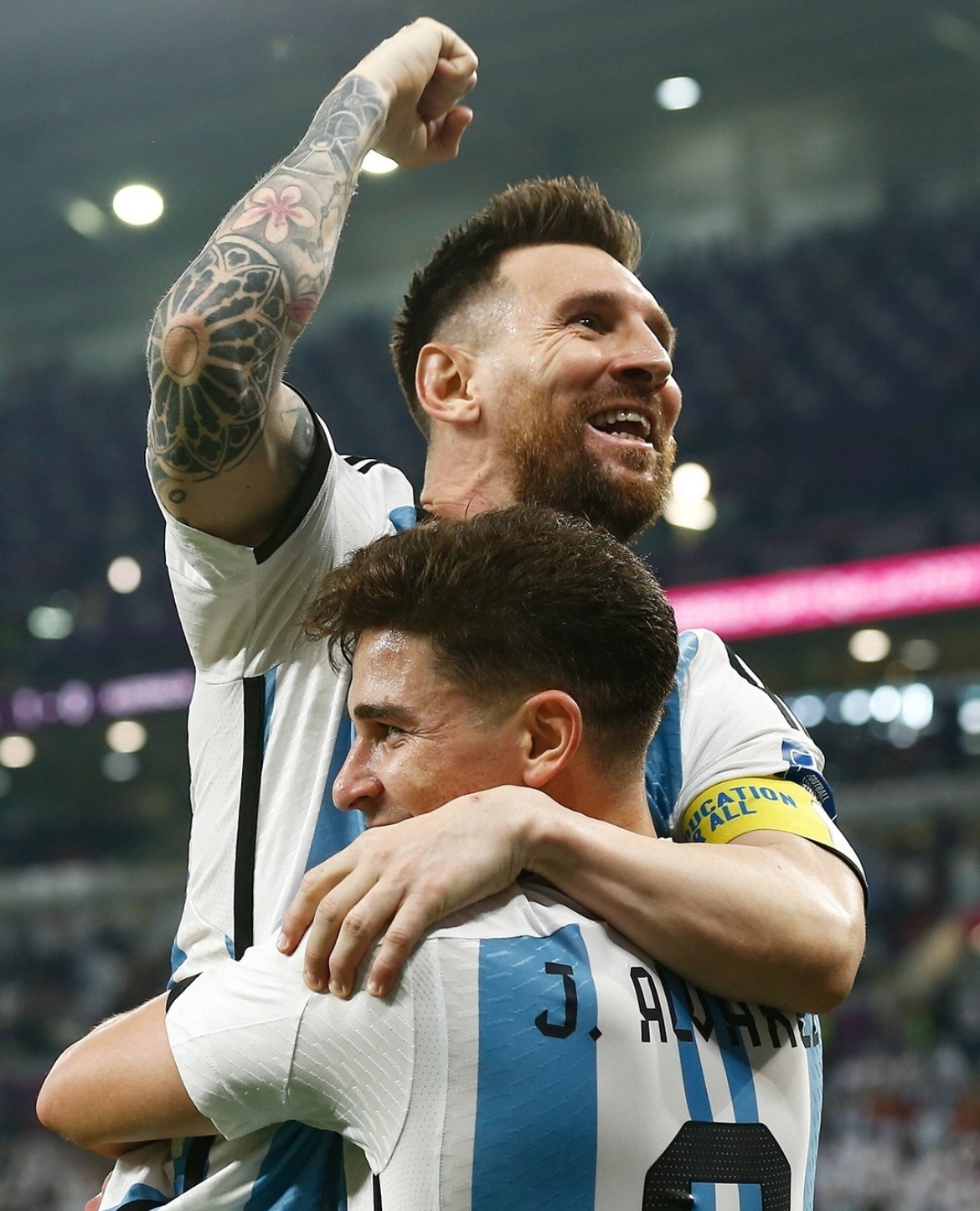 朱利安・艾瓦雷茲＆梅西相擁