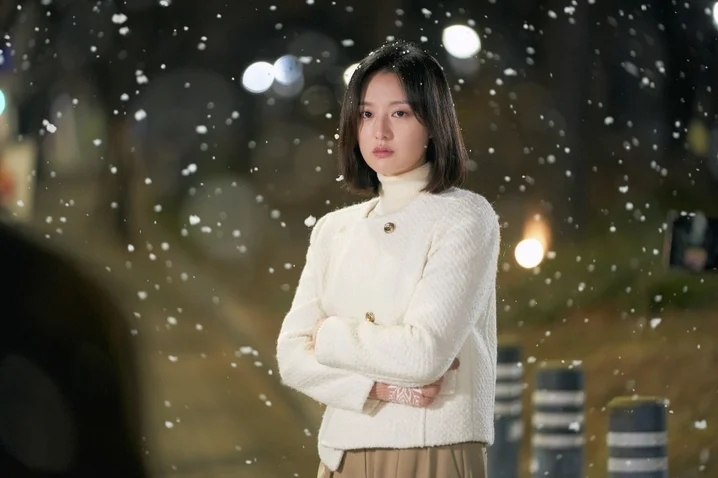 金智媛飾演Queen集團財閥三世「洪海仁」