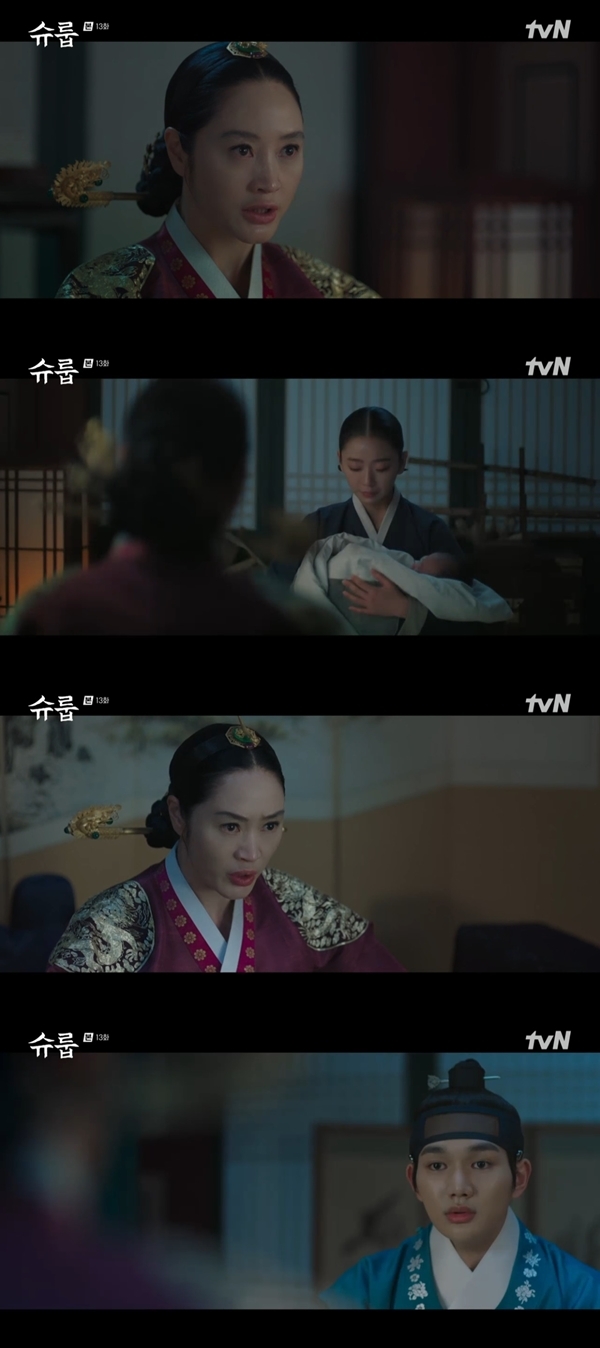 「初月」在《王后傘下》當中抱著女兒求助金憓秀。