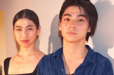 村上虹郎與媽媽UA的合照