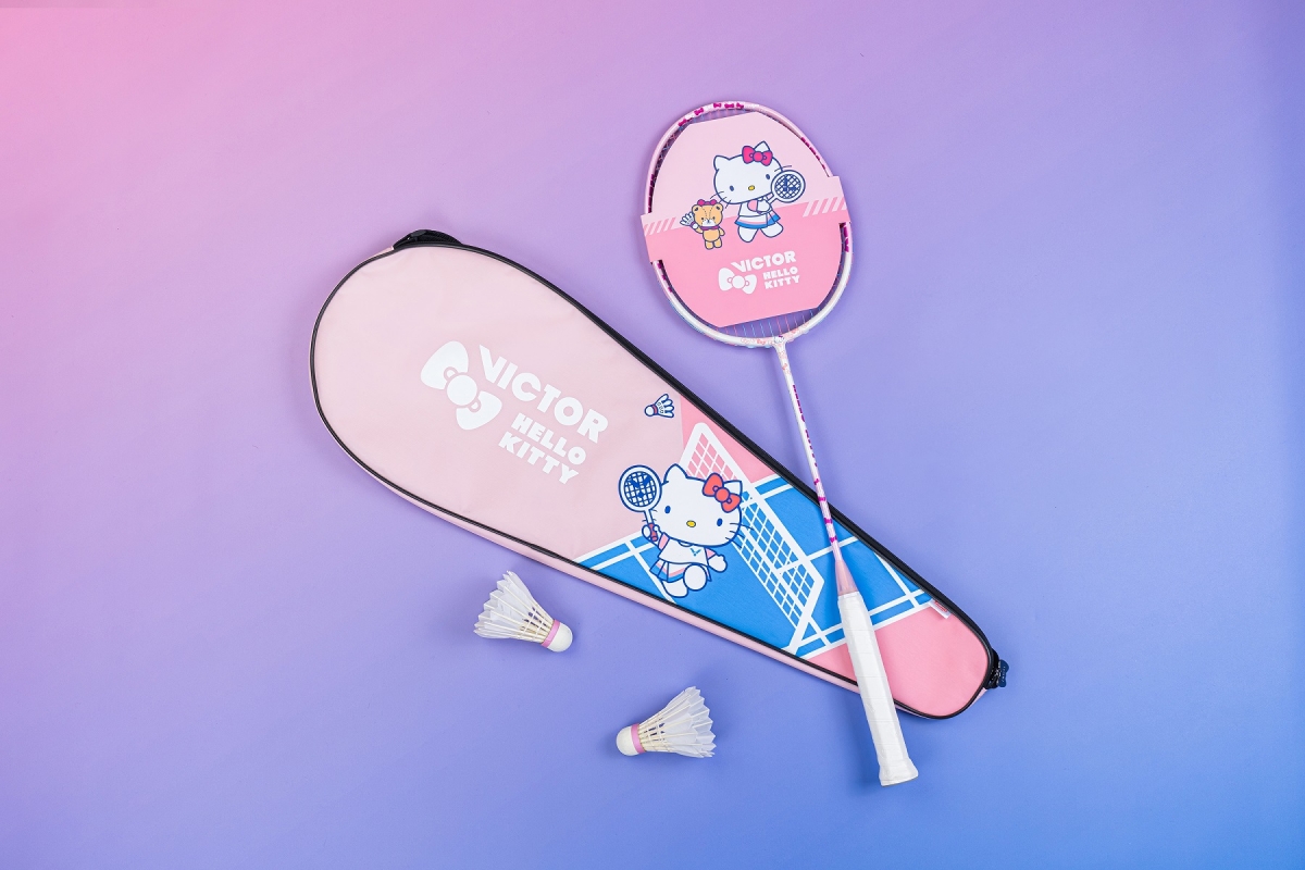 VICTOR X HELLO KITTY聯名羽球拍從入門、中階到進階共推出三款，每款皆附專屬拍套袋