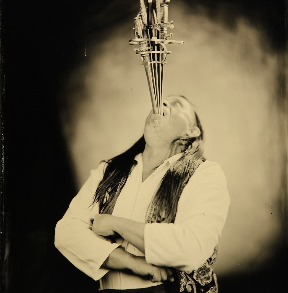 Scott Nelson是世界上現役最知名的吞劍大師