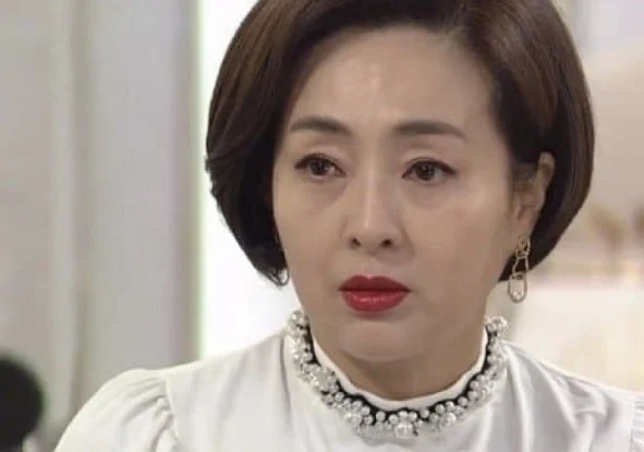 大兒媳 (看起來氣場更強、更精明了～)