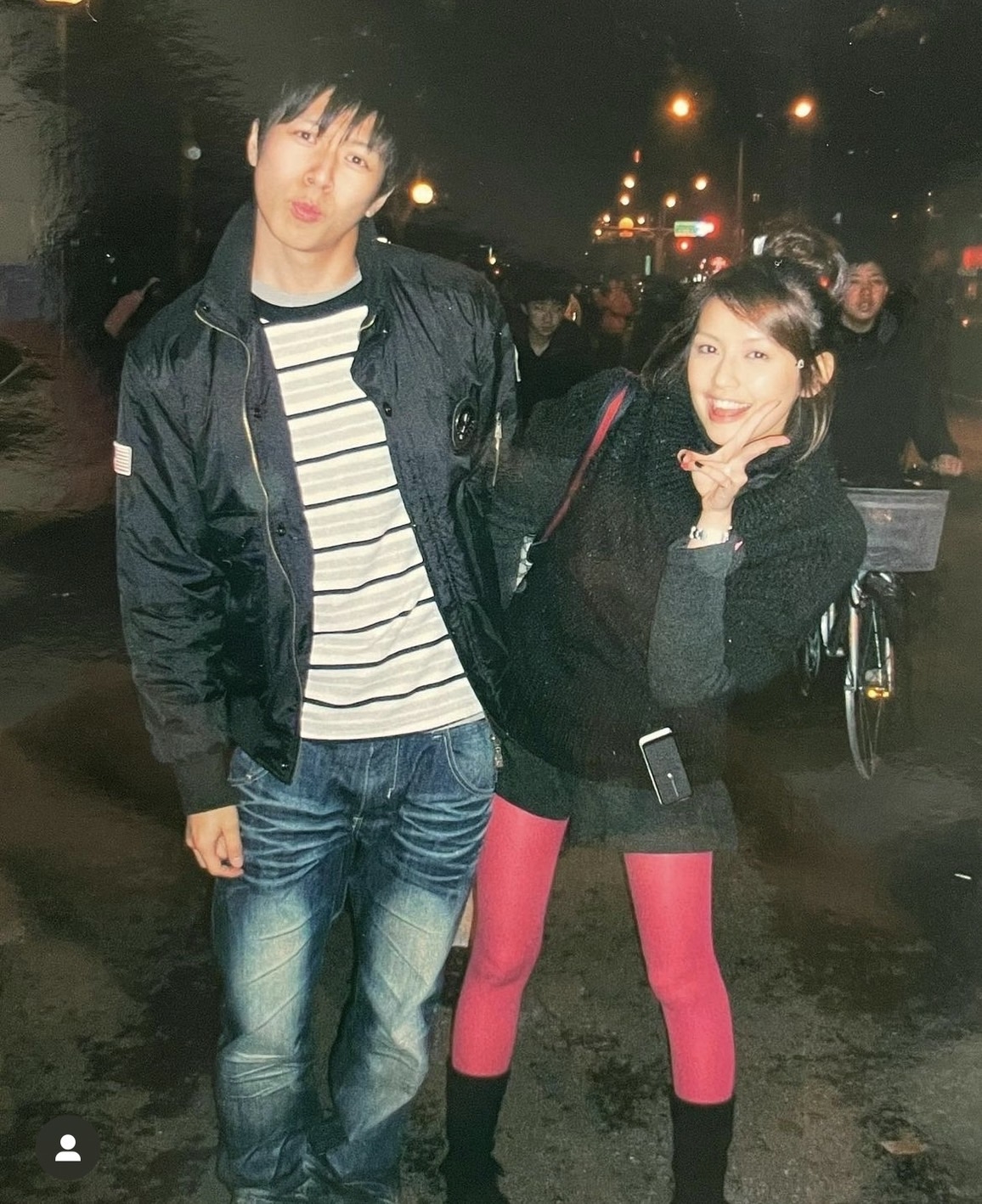 袁艾菲與老魚當年第一次交往時的照片，穿搭和髮型顯示出年代不同