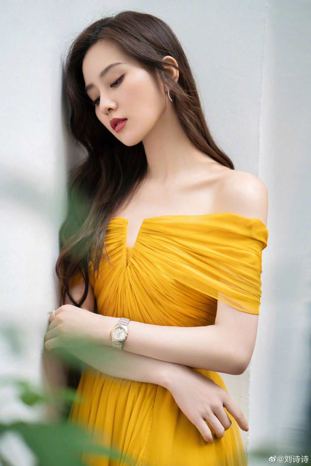 劉詩詩升格人母之後依舊美得耀眼。