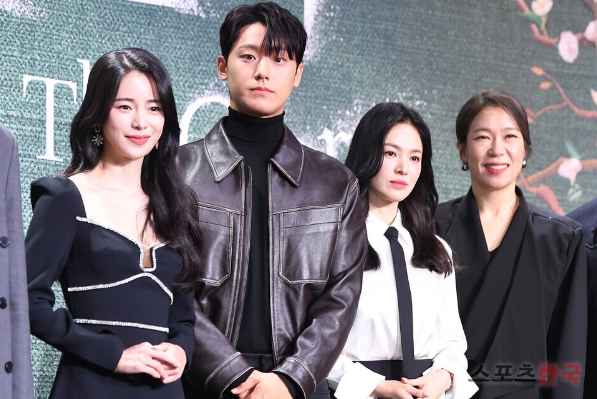 李到晛、宋慧喬、林知衍…等演員出席《黑暗榮耀》記者會。