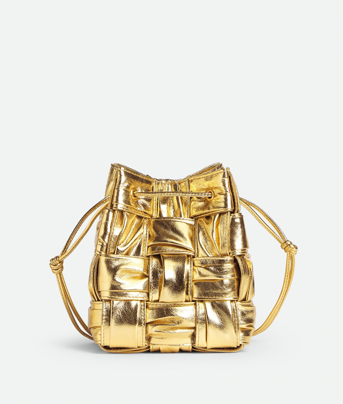 皮革抓皺水桶包, NT$ 95,400 (耶誕限定金色)