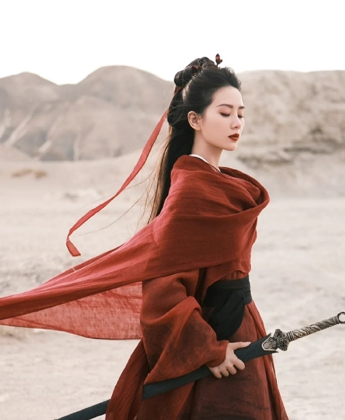 劉詩詩在《一念關山》紅衣造型英姿颯爽。