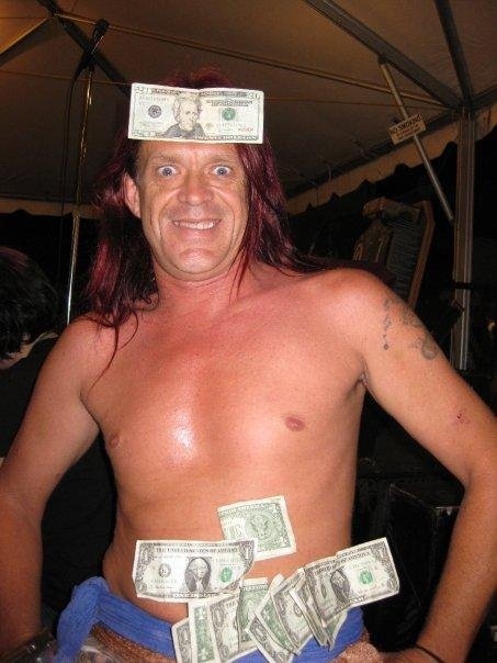 觀眾會把錢黏在Scott Nelson身上