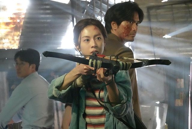 高允貞在《Sweet Home》飾演擅長包紮治療的護理師，手拿十字弓的模樣又美又殺。