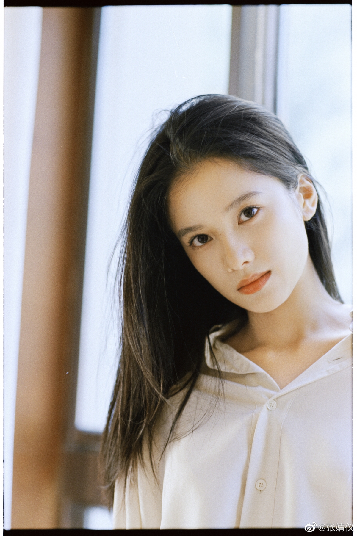 23歲的新生代陸劇女神張婧儀模樣清新可人。