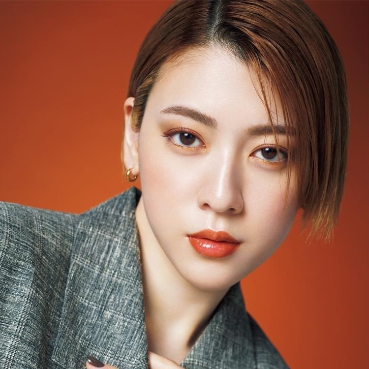 三吉彩花大玩妝感