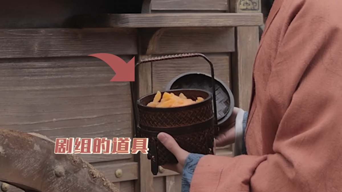 趙露思還會拿劇組道具分給其他演員