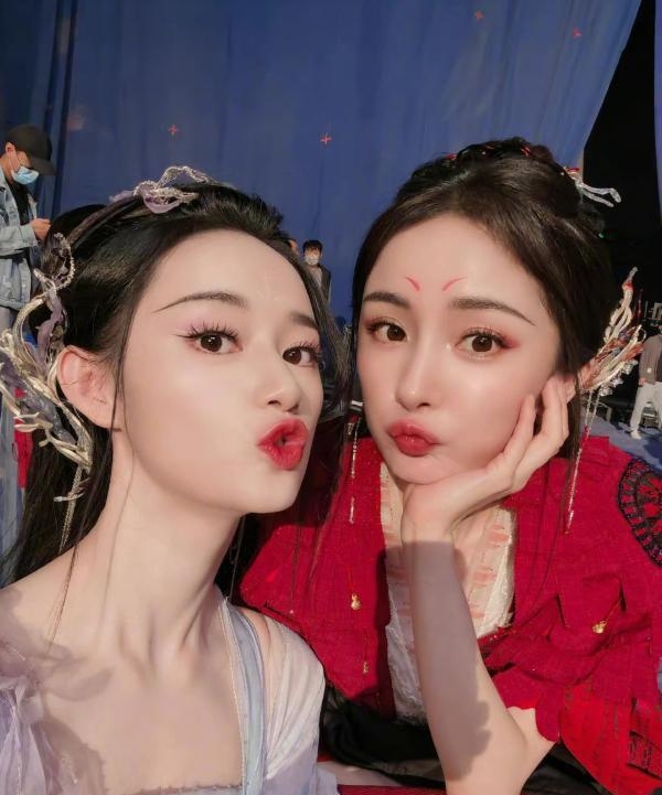 「塗山雅雅」角色原本由袁冰妍演出，後被郭曉婷取代。