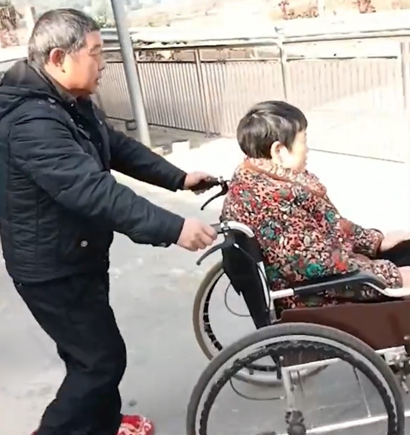 黃翠云車禍癱瘓，男友許志禮信守戀愛時的承諾照顧她一輩子