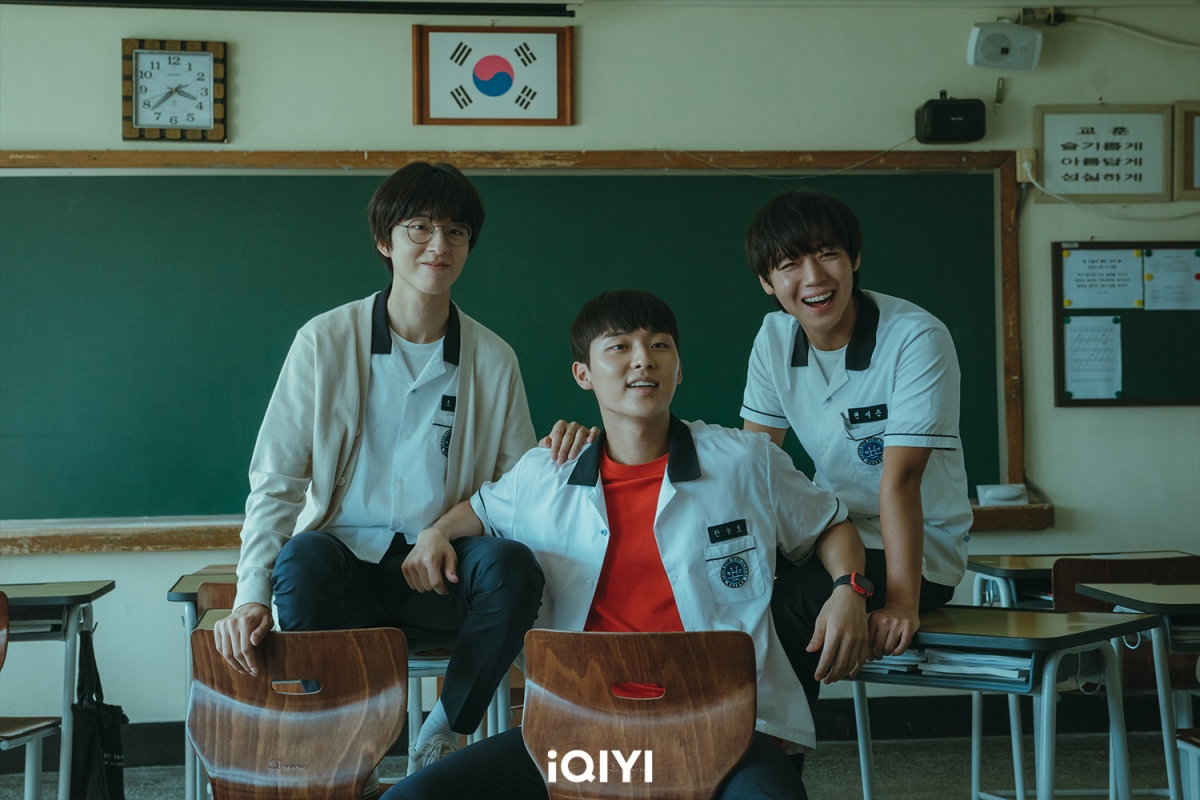 《弱美男英雄Class 1》由朴志訓、崔顯旭及洪慶主演，三人一起對抗校園暴力。