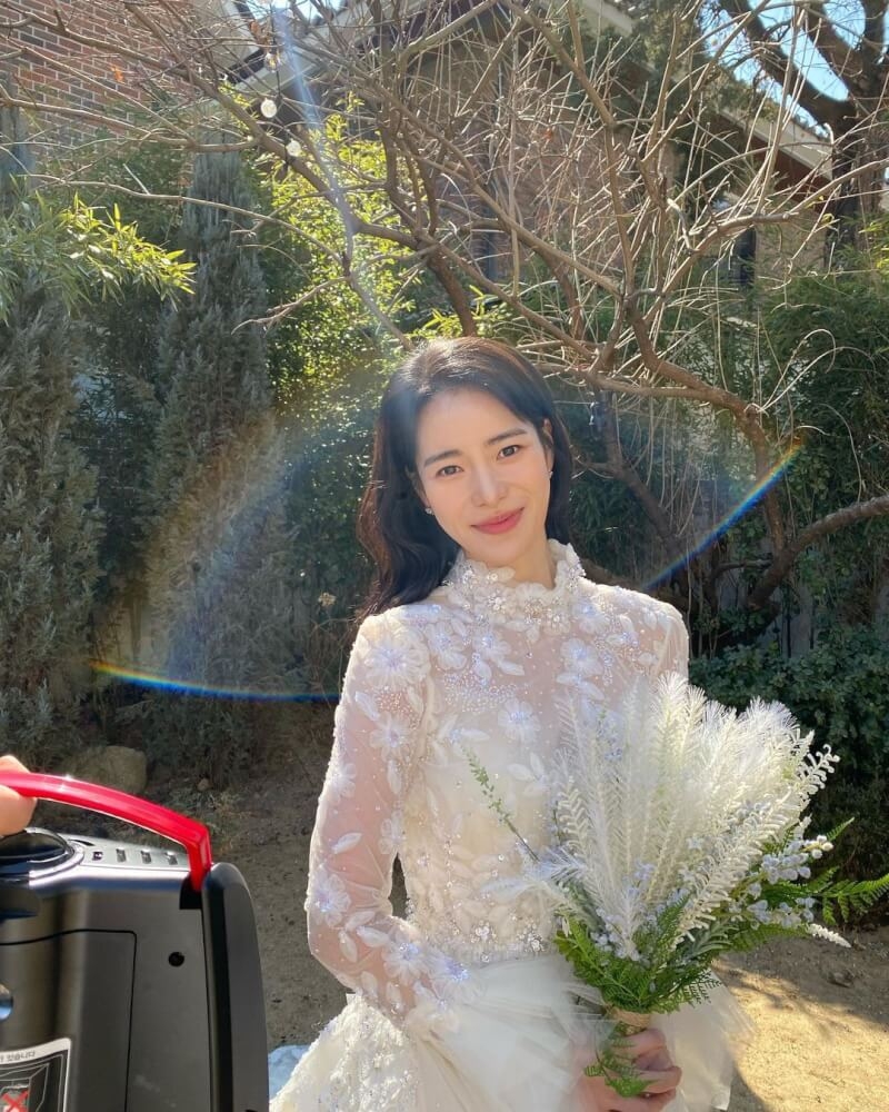 林智妍長袖刺繡婚紗禮服同樣閃亮動人。