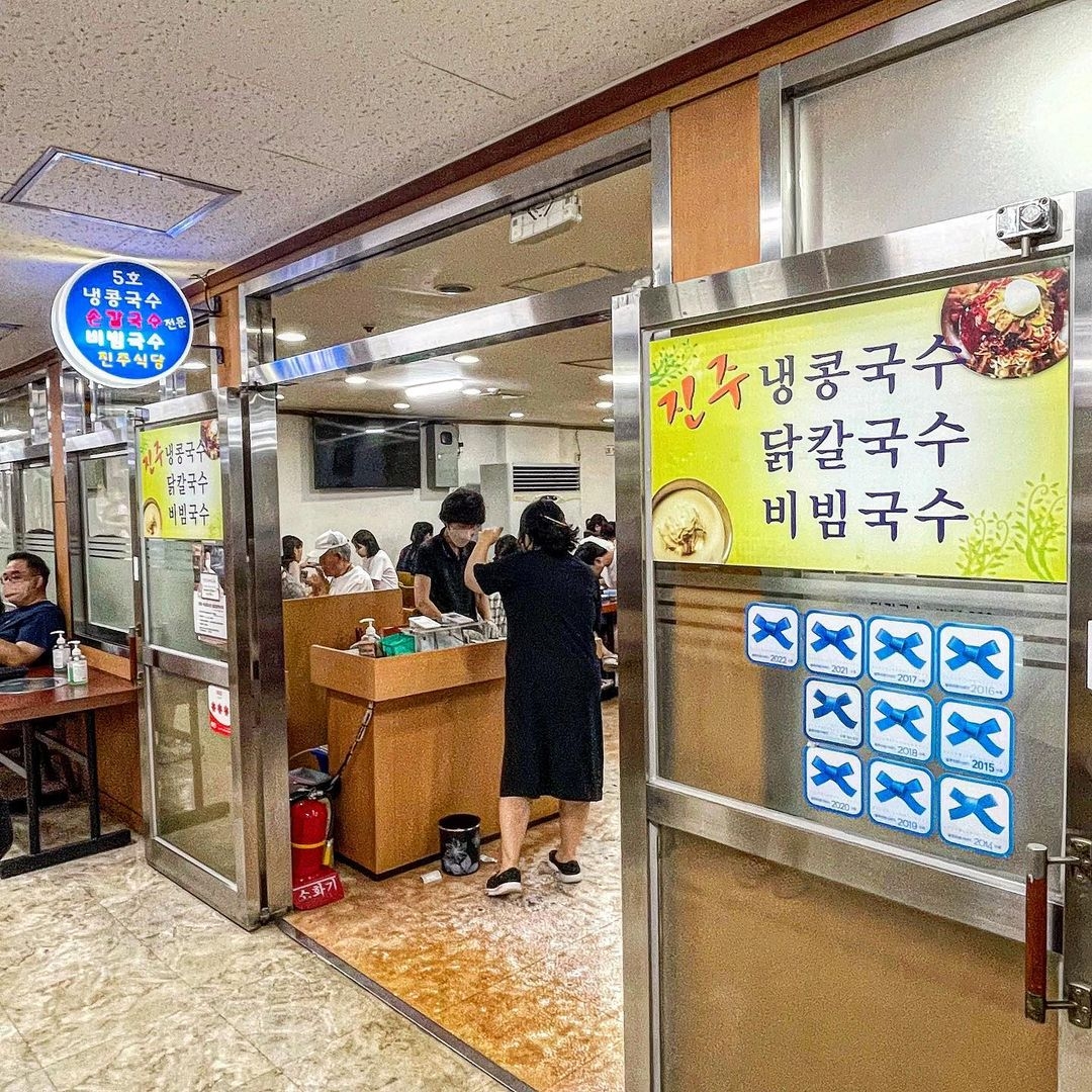 「晉洲家」位於汝矣島百貨B1,是許多當地上班族的愛店。