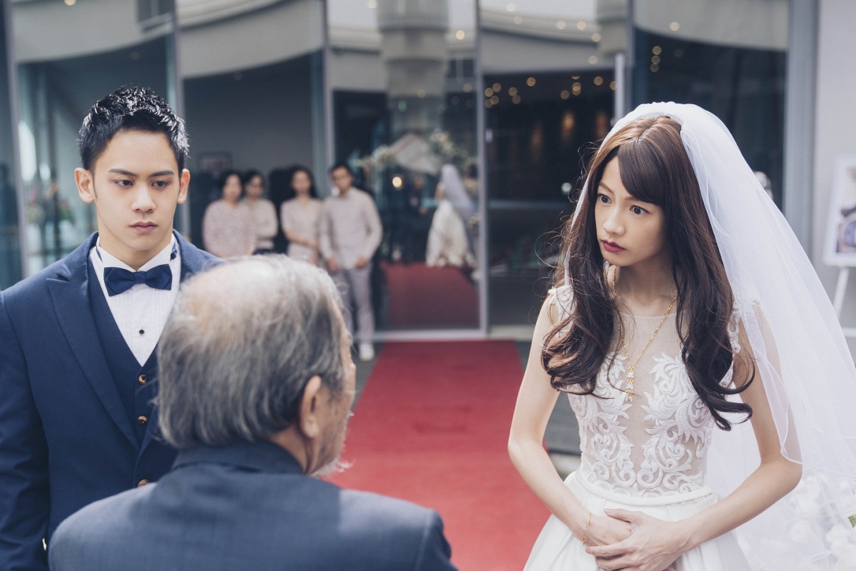 簡嫚書在〈恭請光臨曾賈府喜事〉為戲犧牲落髮展現禿頭造型，令人驚心。